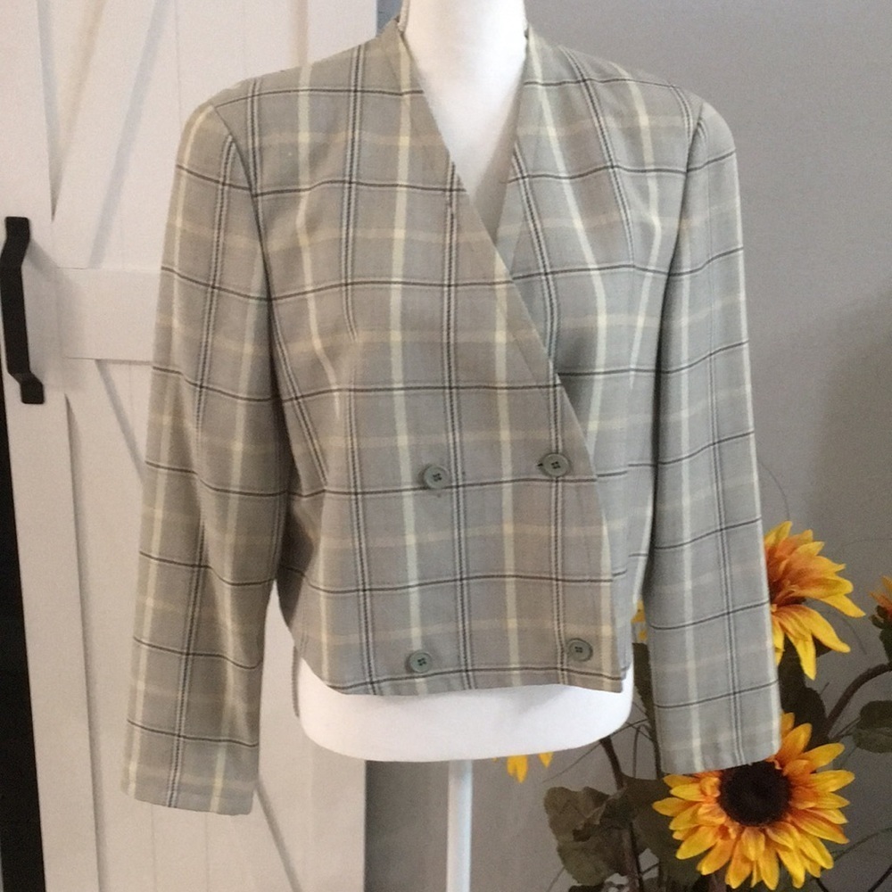 Giorgio Armani Wool Double breasted Blazer. Size 42/ US Medium or size 6. Crop